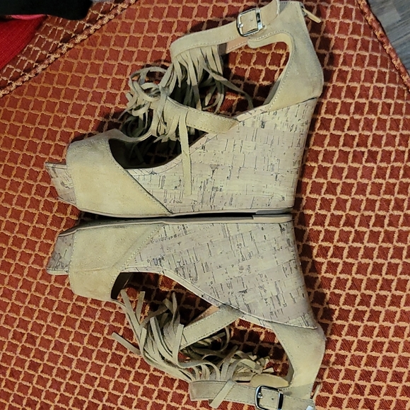 Maurce's Tan Fringed Wedges - Picture 5 of 7
